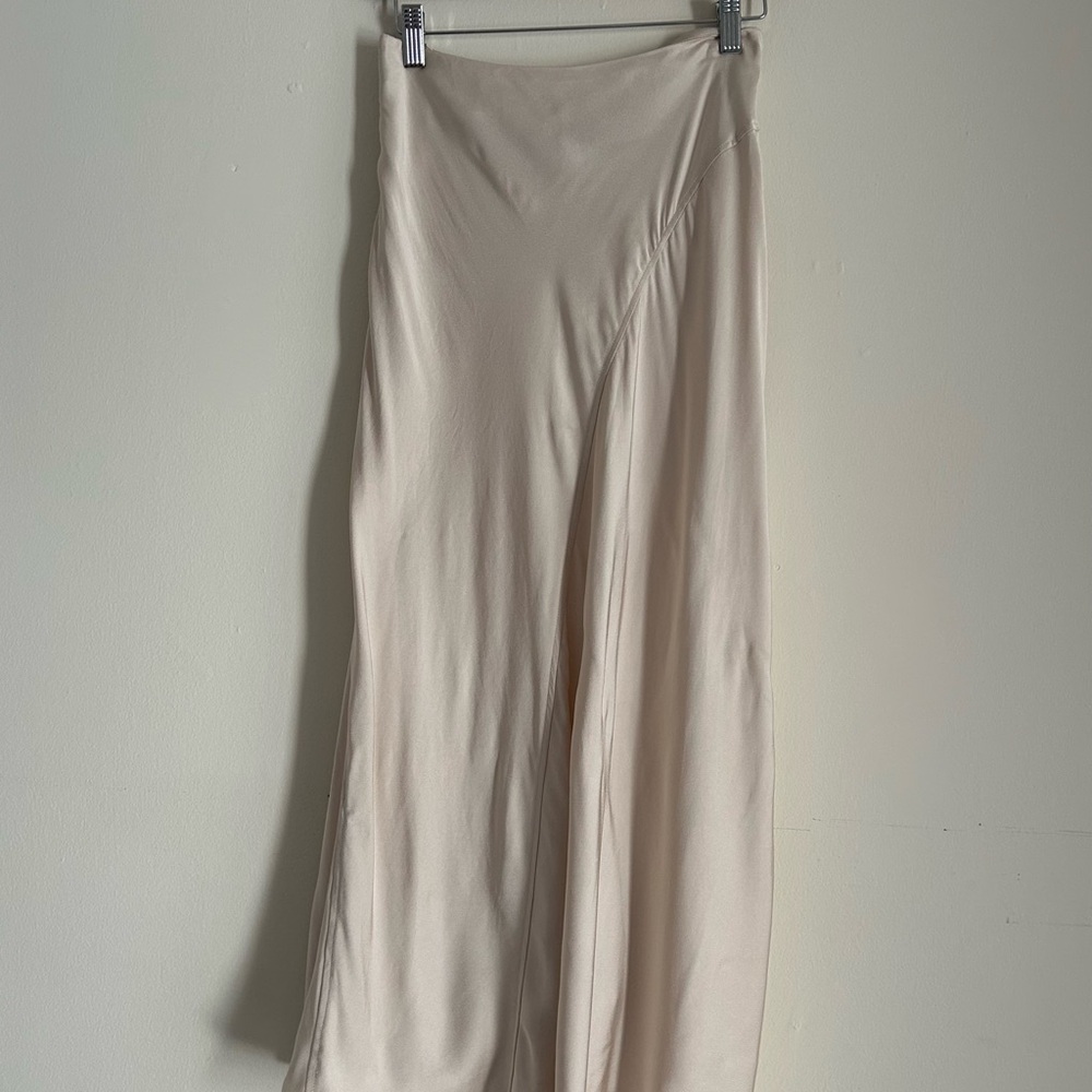 & Other Stories Satin Midi Skirt – Beige Mermaid Silhouette - Picture 2 of 7